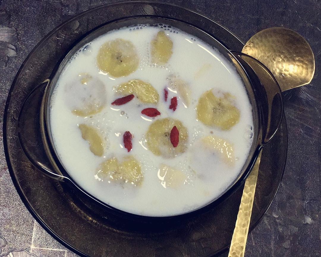 所以突发奇想,简单几步就能喝上一碗热热的香蕉牛奶