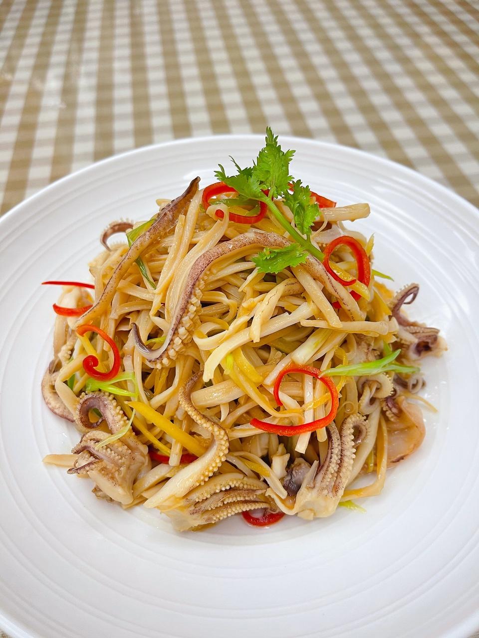 姜葱手撕鱿鱼丝的做法