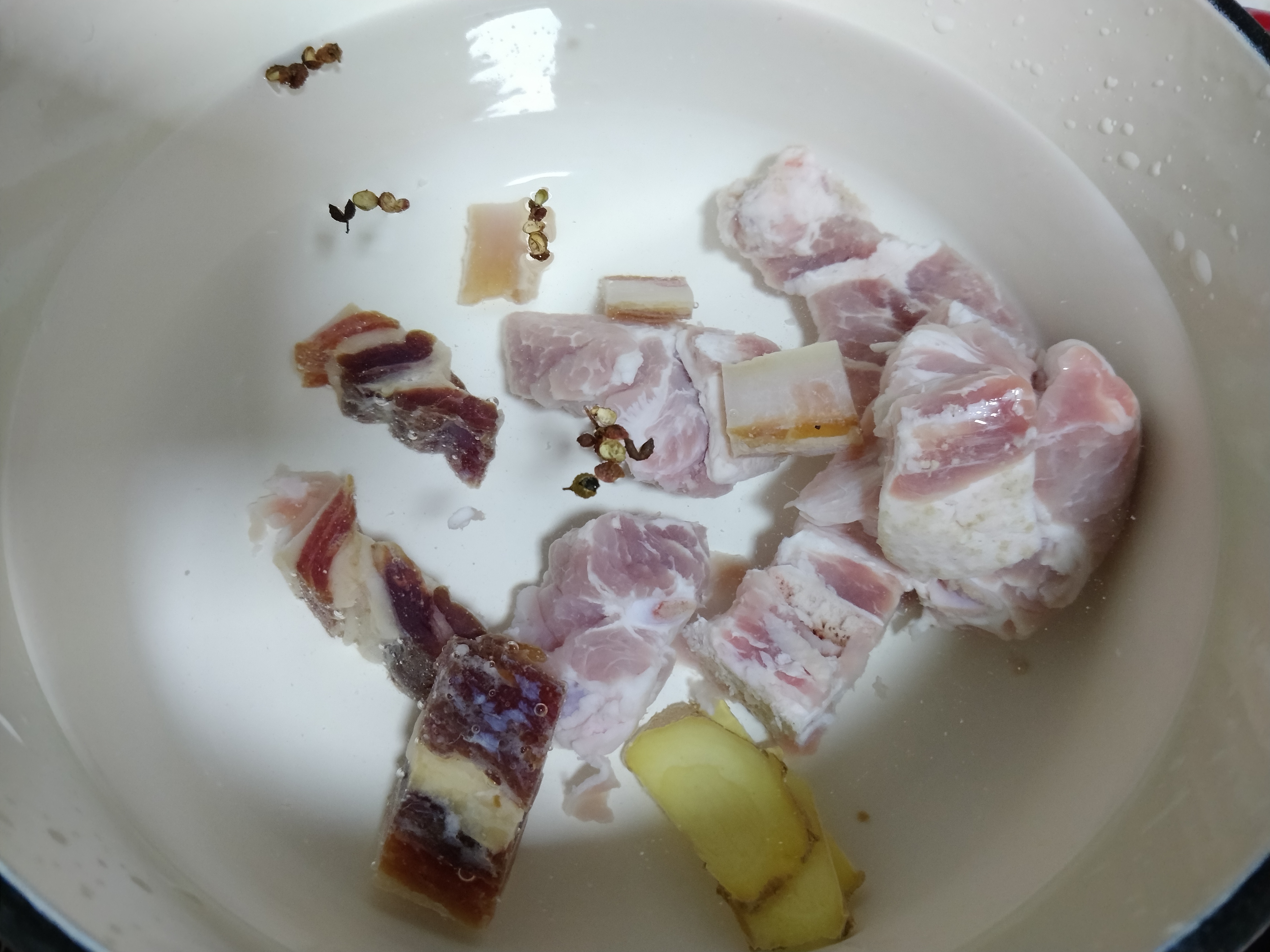 高汤系列之—排骨腊肉炖莲藕的做法 步骤1