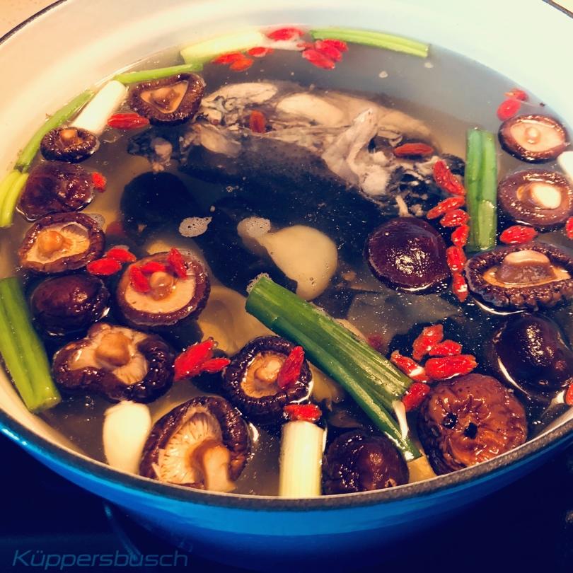 乌骨鸡煲汤