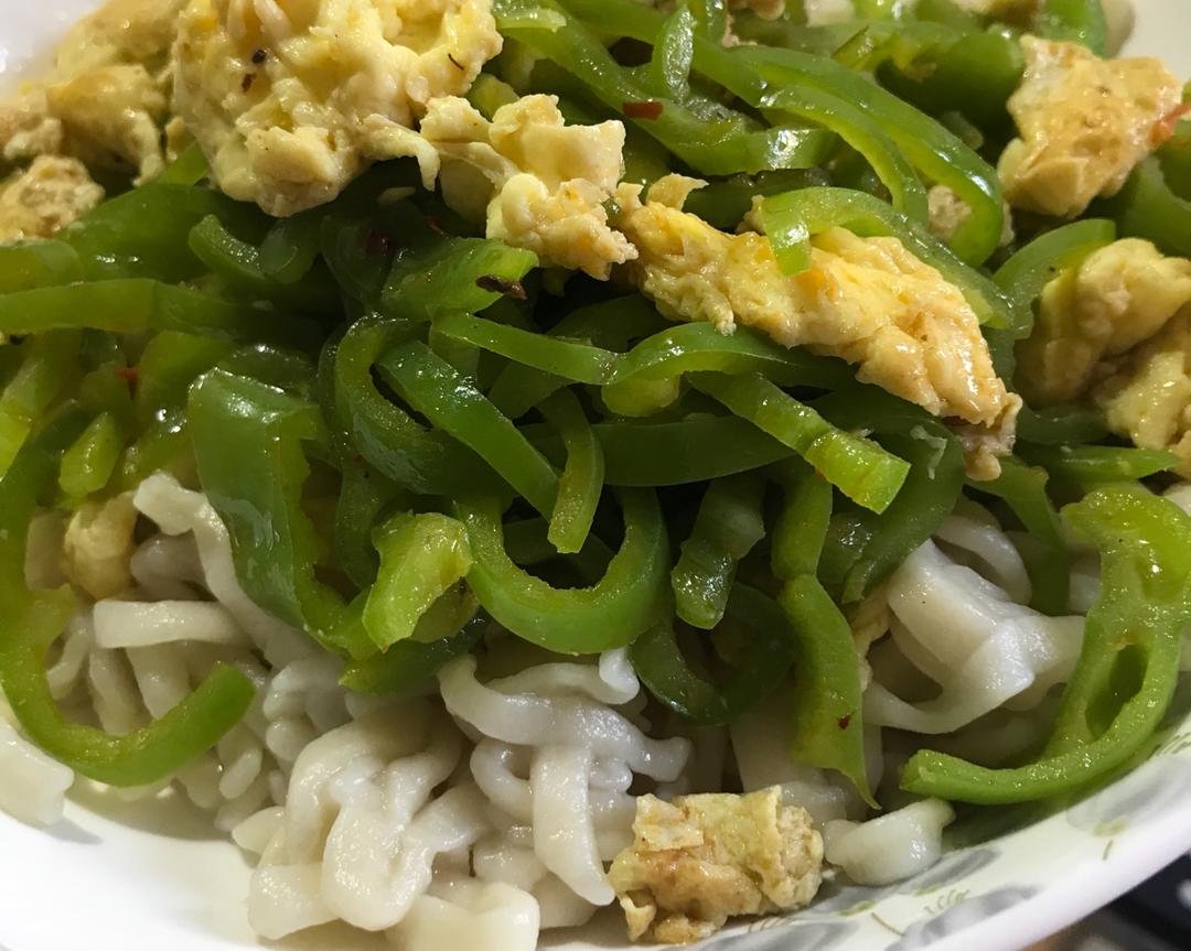 青椒鸡蛋盖浇面的做法