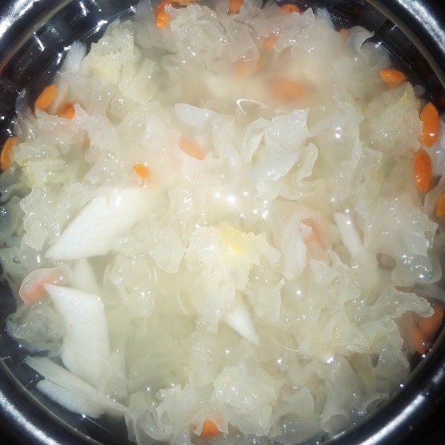 银耳雪梨枸杞汤
