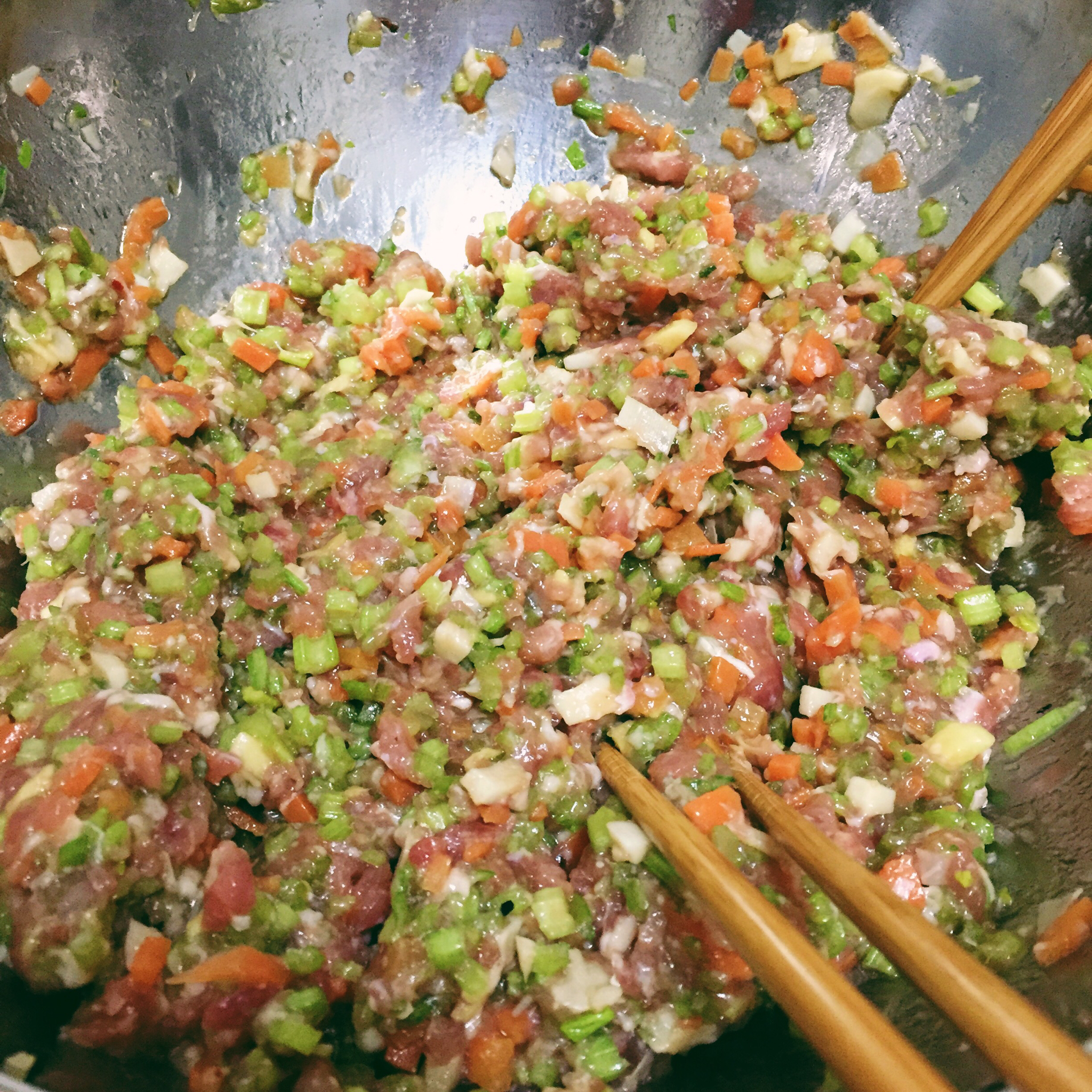 芹菜胡萝卜猪肉水饺