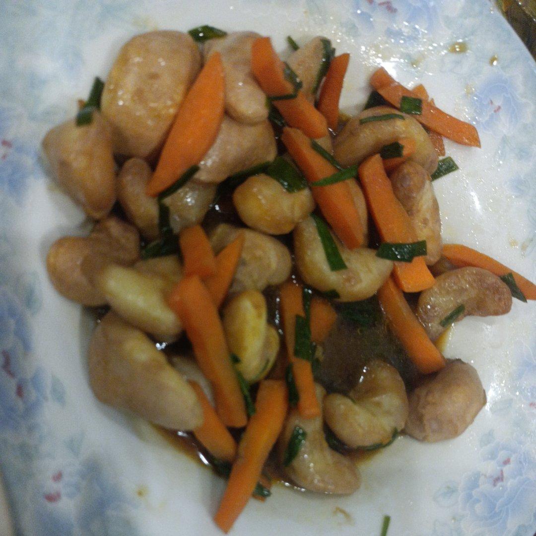 清炒嫩菱角，味道甘甜，小孩子好喜欢吃