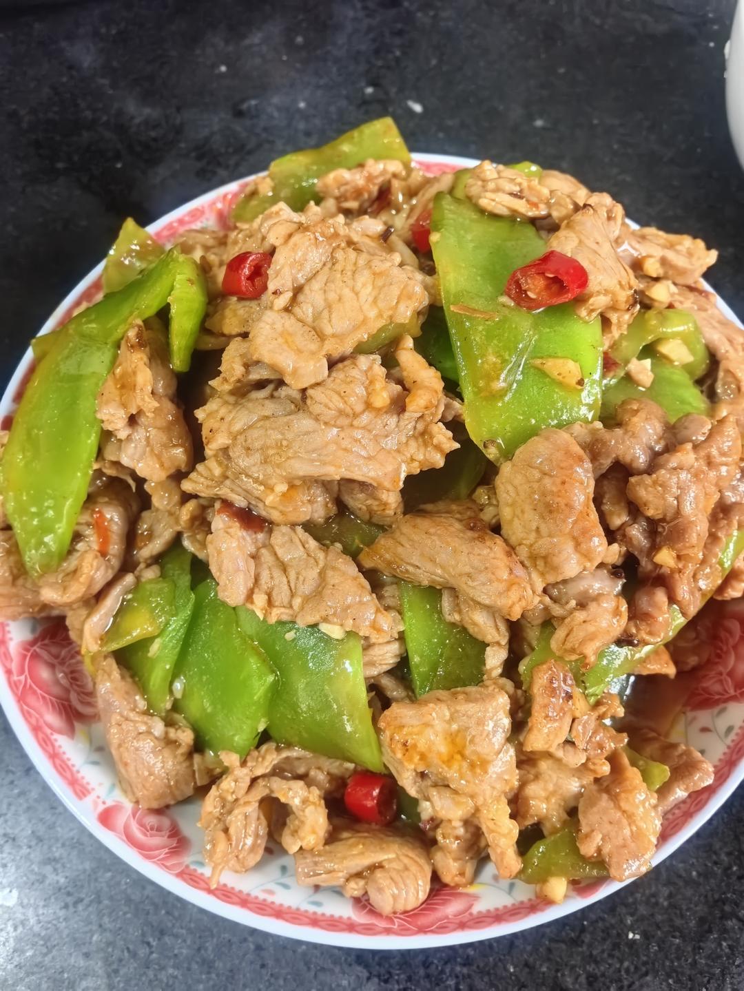 简单好吃下饭的莴笋炒肉来啦！