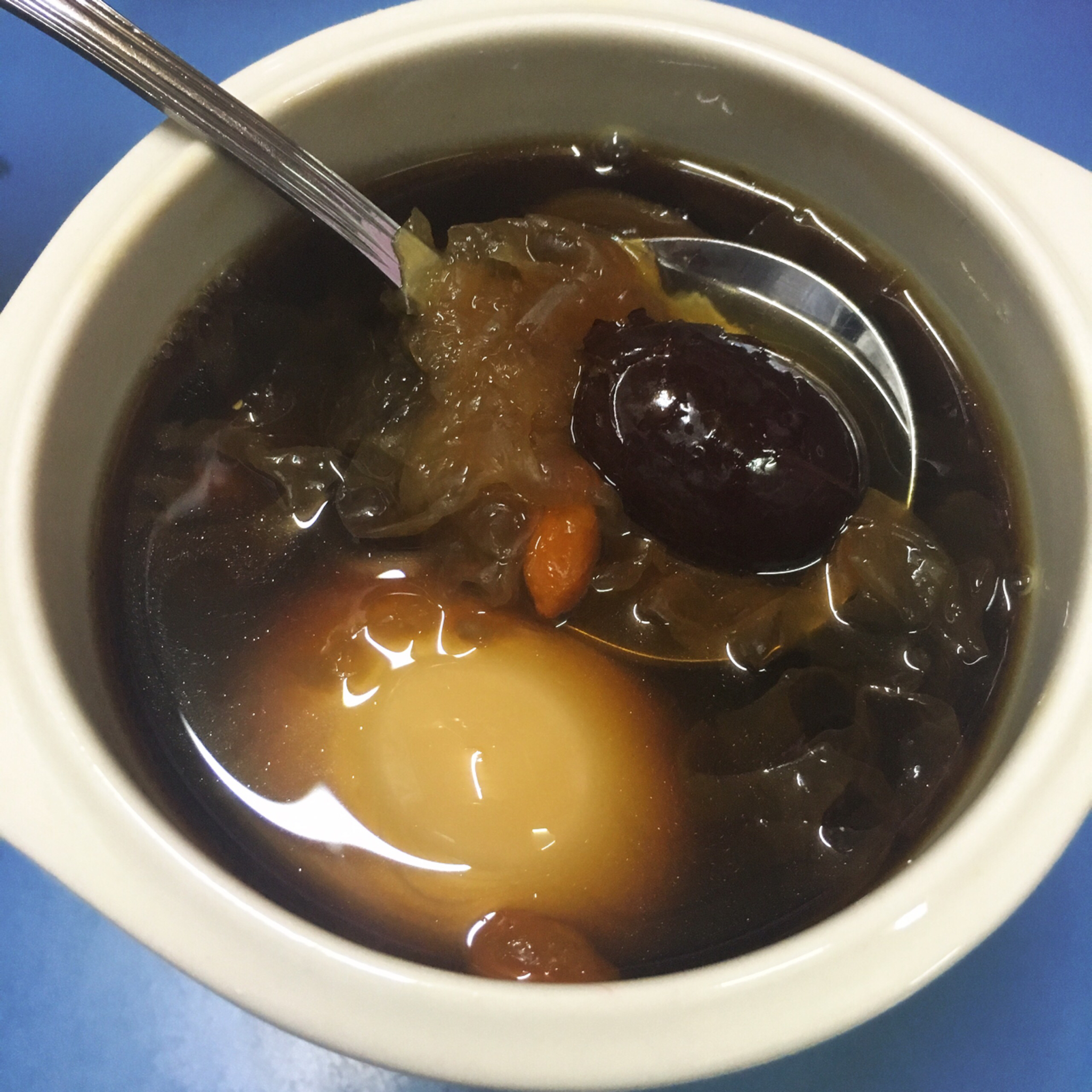 银耳红枣枸杞甜汤