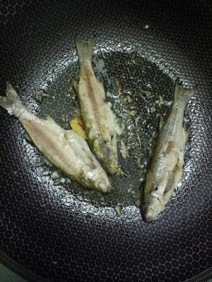 【慧~清新小厨房】让人回味的咸鱼干与新鲜海鱼煲的~鱼汤的做法 步骤3