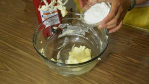 《糯米团子的厨房日记》奶黄流心月饼的做法 步骤2