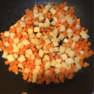 土豆胡萝卜腊味煲仔饭（电饭锅版）的做法 步骤3