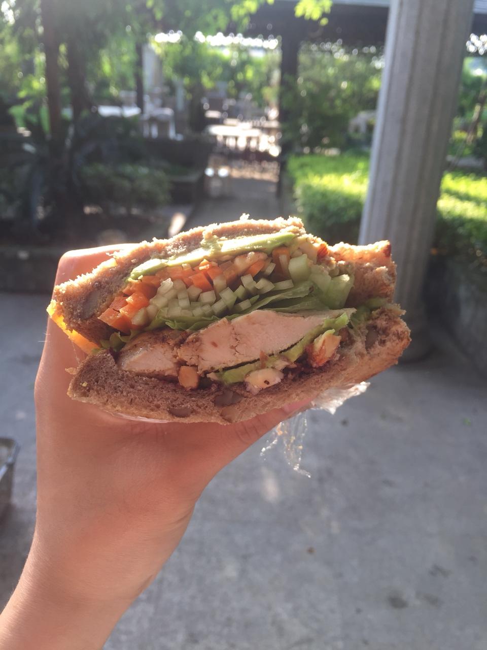 如何做超厚的沼三明治~详细tip！牛油果鸡蛋午餐肉三明治~