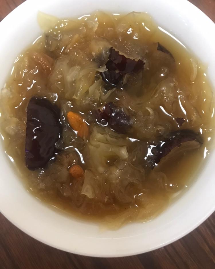 冰糖银耳红枣汤