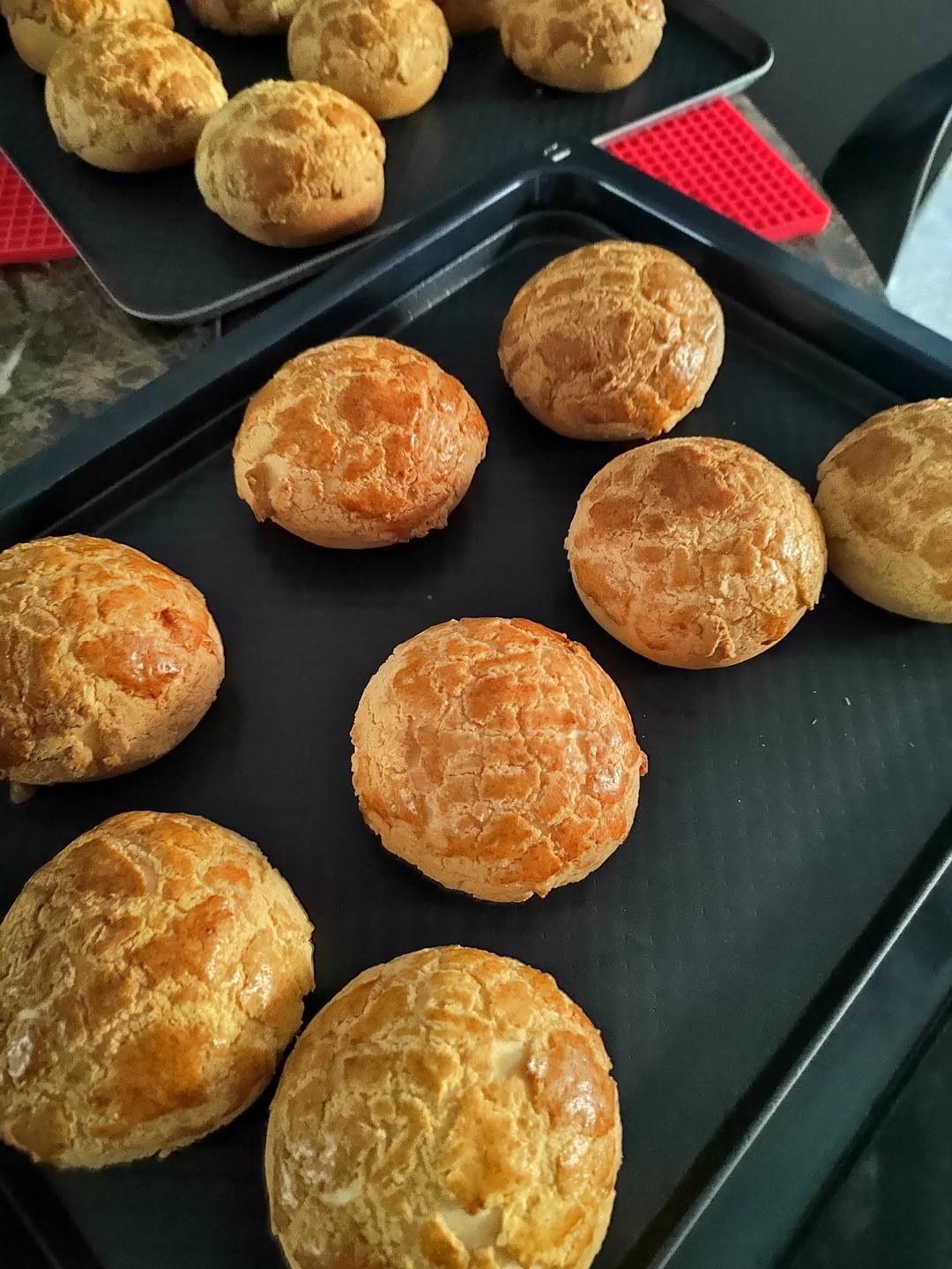 做100款面包の12：在家开茶餐厅!港式菠萝包 –不划格子自然裂开的香酥脆皮！菠萝油/酥皮包