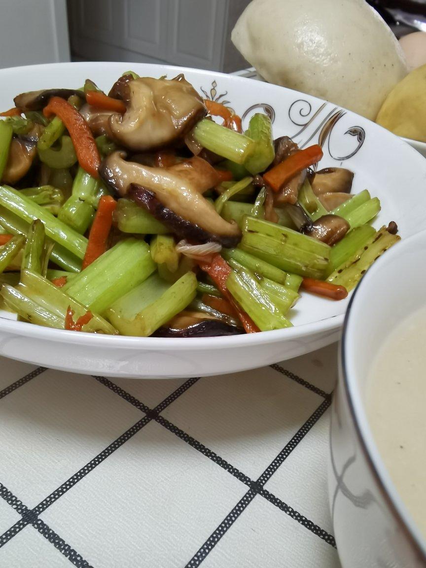 素炒香菇芹菜