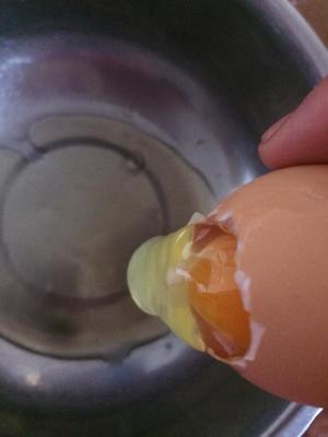 鸡蛋壳里的戚风蛋糕的做法 步骤2
