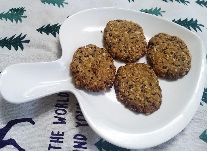 素食:有机燕麦芝麻大饼干