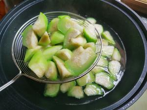 清炒丝瓜最简单的做法，不发黑不软塌塌，吃起来脆嫩可口，香的做法 步骤4