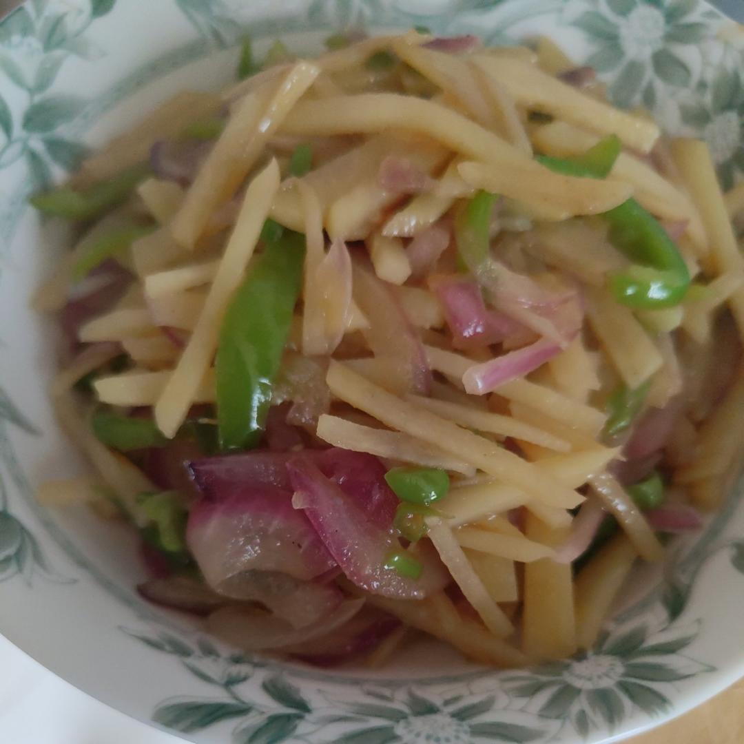 青椒洋葱炒土豆丝。