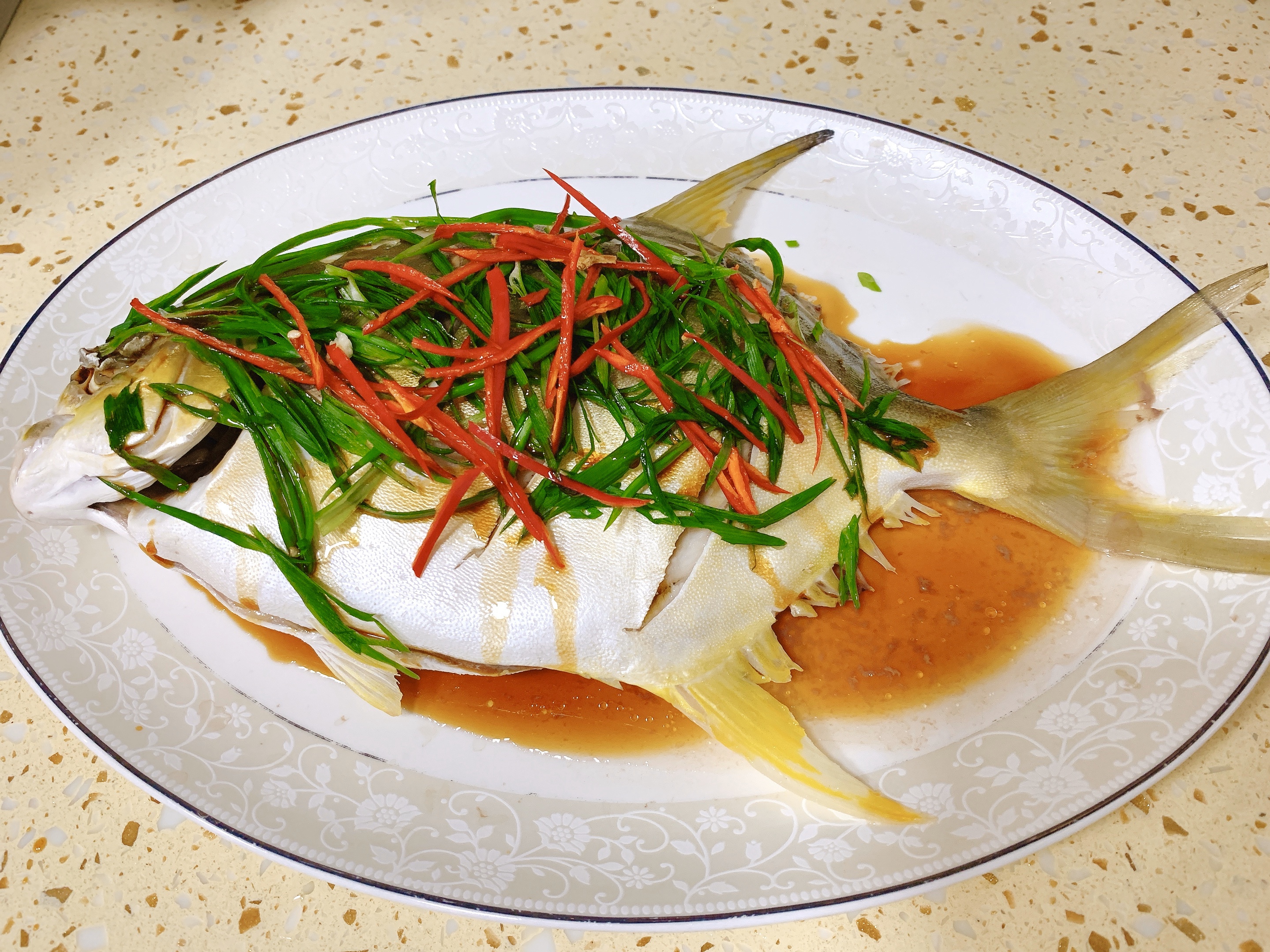 清蒸金鲳鱼，简单易做，年夜饭必备的一道菜，年年有余！