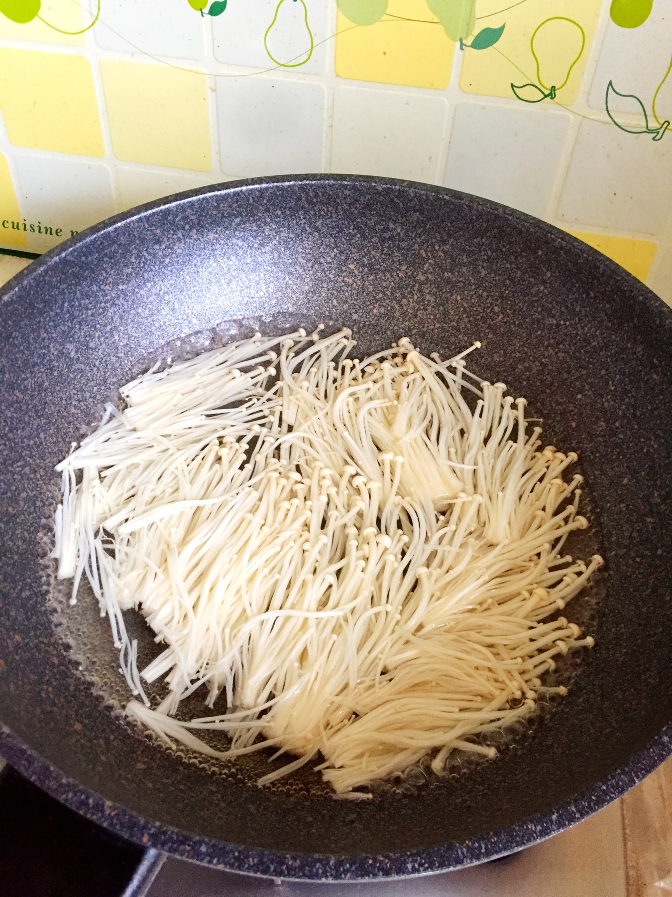 凉拌菠菜金针菇的做法 步骤2