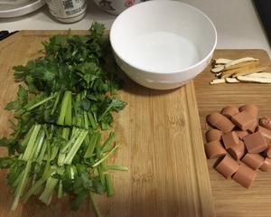 芹菜豆腐干炒火腿肠的做法 步骤1