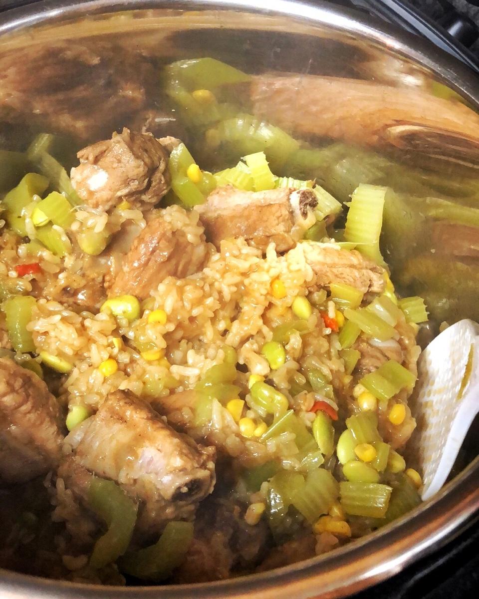 【排骨焖饭】