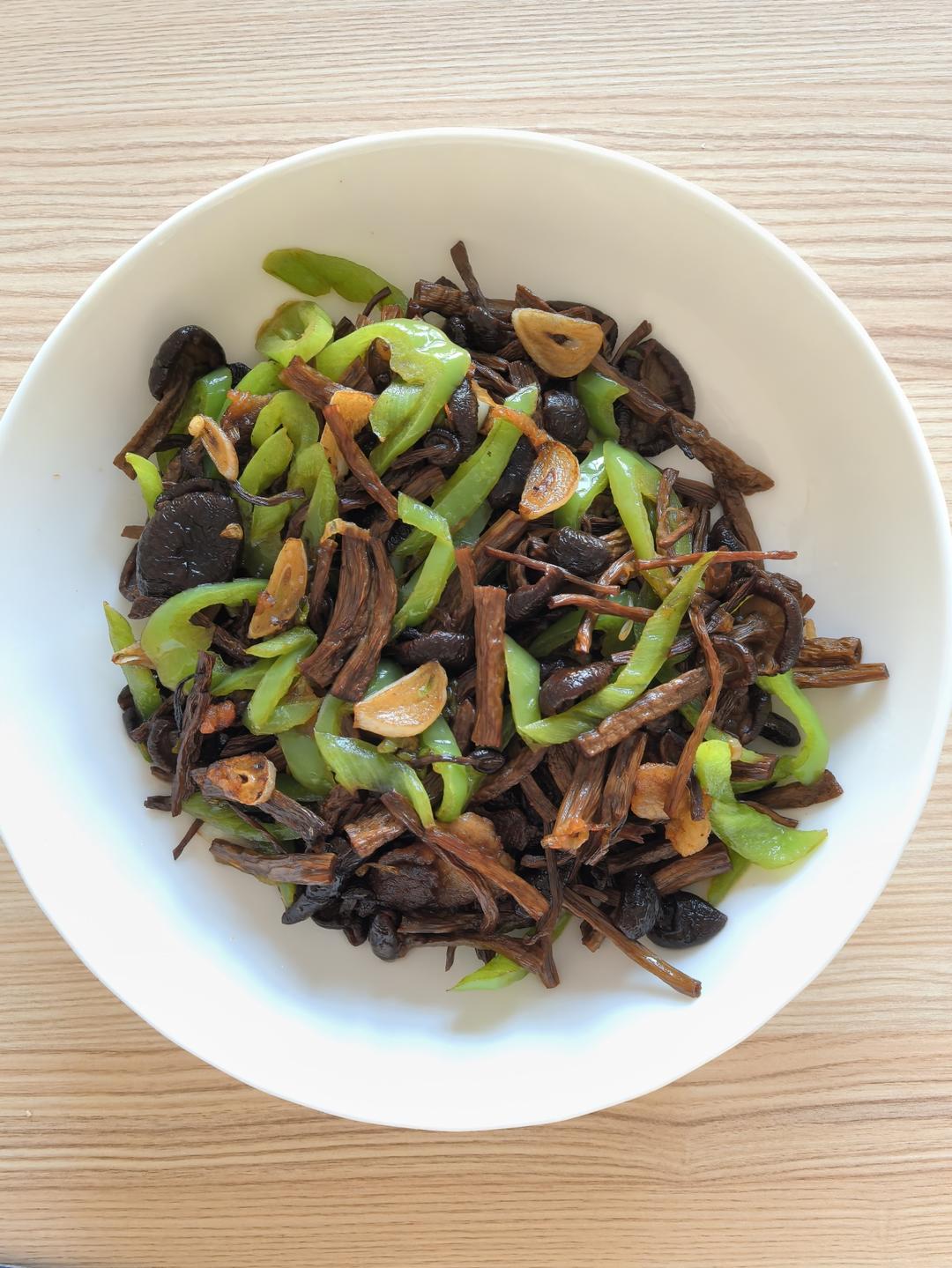 五花肉干锅茶树菇