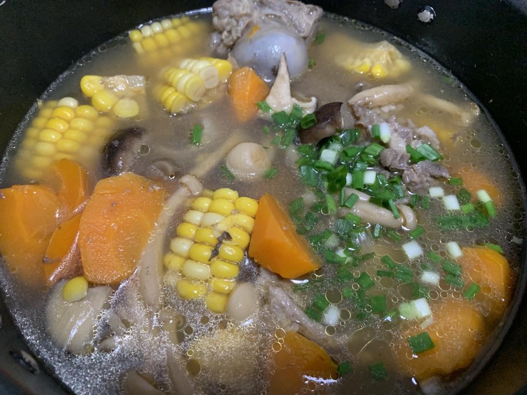 连喝三碗都不过瘾的(筒子骨汤）