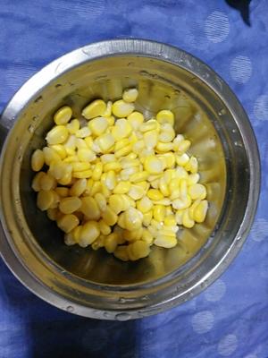 豌豆炒玉米火腿肠的做法 步骤3