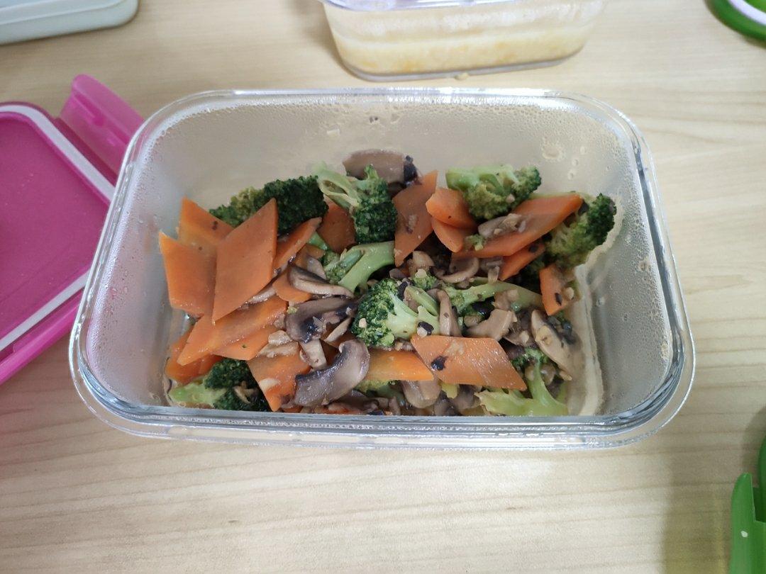 百姓人家——西兰花胡萝卜炒蘑菇