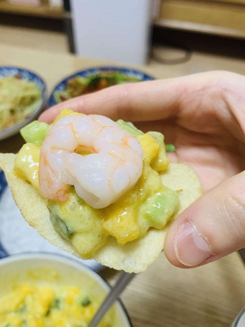 薯片牛油果大虾沙拉