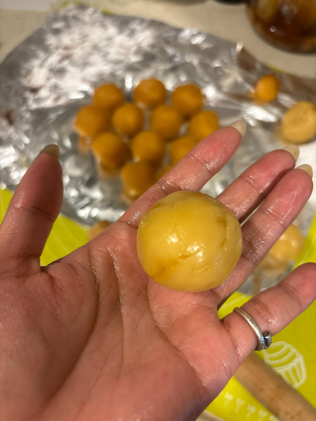 广式月饼—蛋黄莲蓉月饼