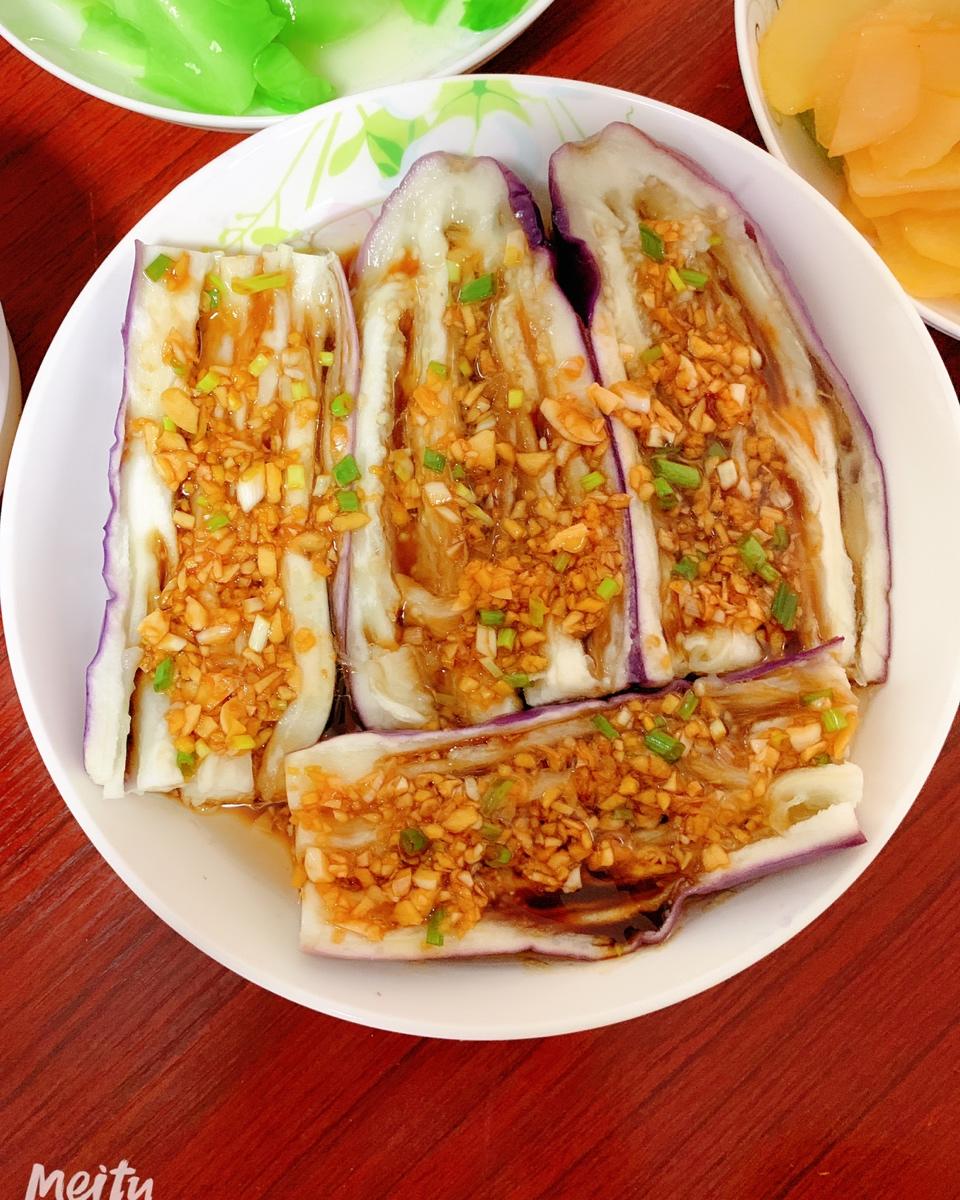 做菜太热，懒宝贝接着10分钟快手算你狠的蒜泥蒸茄子