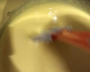 不用搅拌不用冰淇淋机，超级简单的熟蛋黄奶油冰淇淋的做法 步骤3