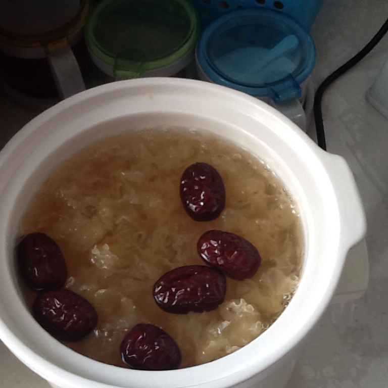 冰糖银耳红枣汤