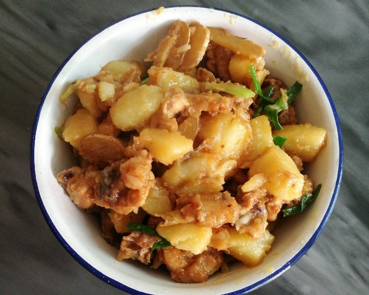 家常版土豆焖鸡肉的做法