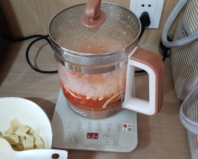 西红柿蟹味菇豆腐汤的做法