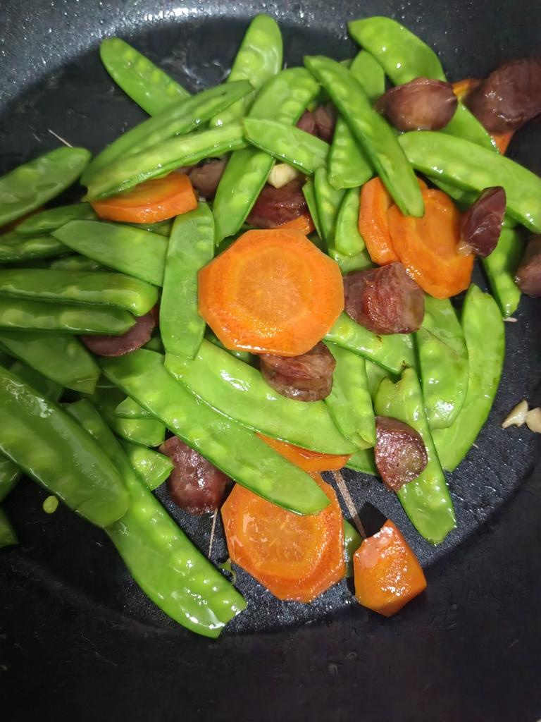 风干肠炒荷兰豆的做法