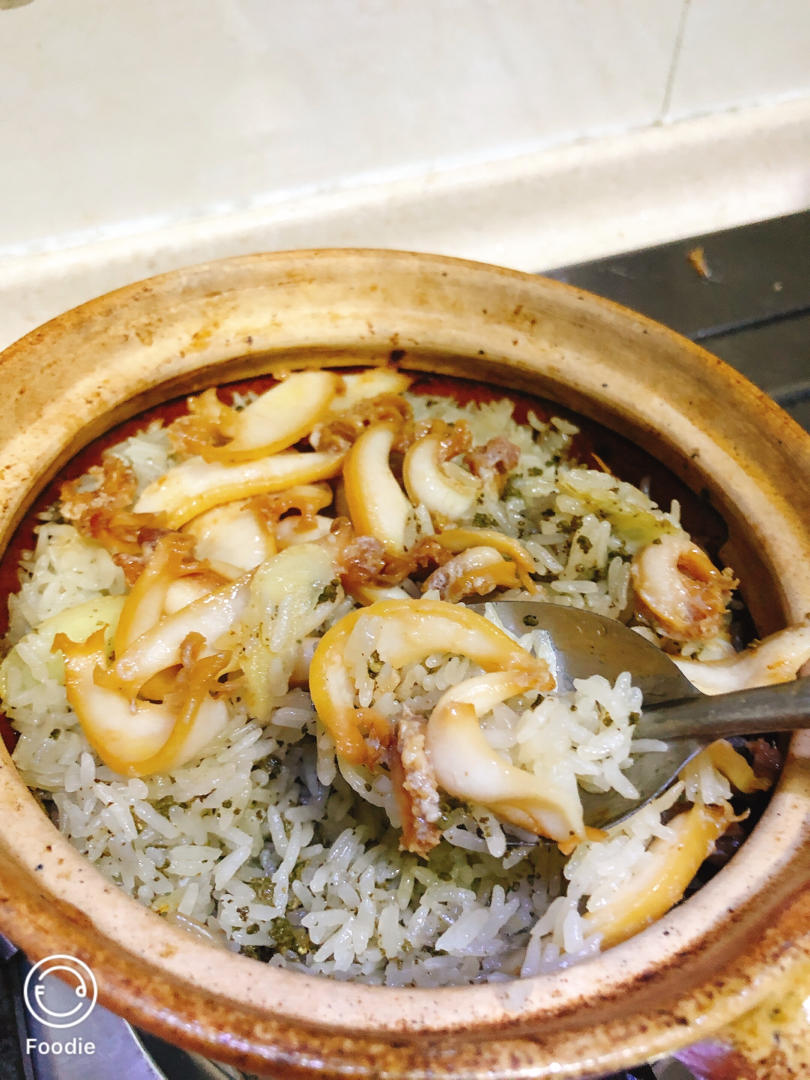 冬菇滑鸡煲仔饭，控制锅巴的生成，煲仔饭酱油的配制