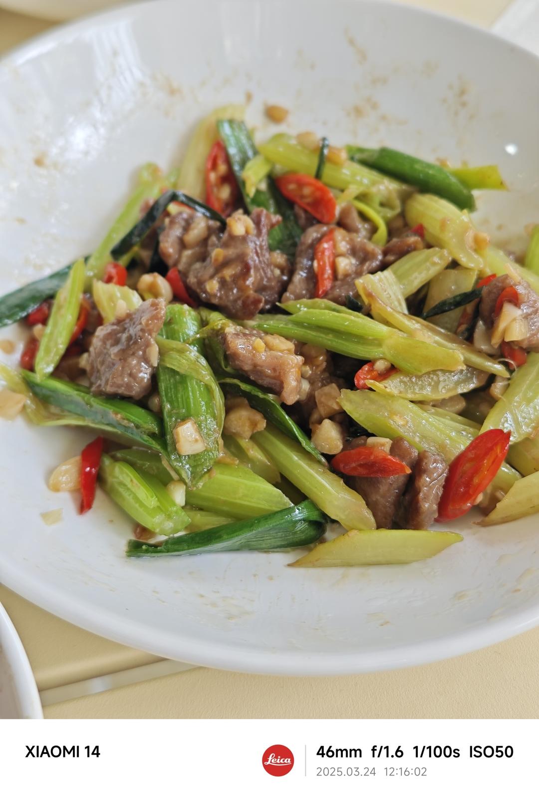 好吃到邻居敲门蹭饭的芹菜炒牛肉！