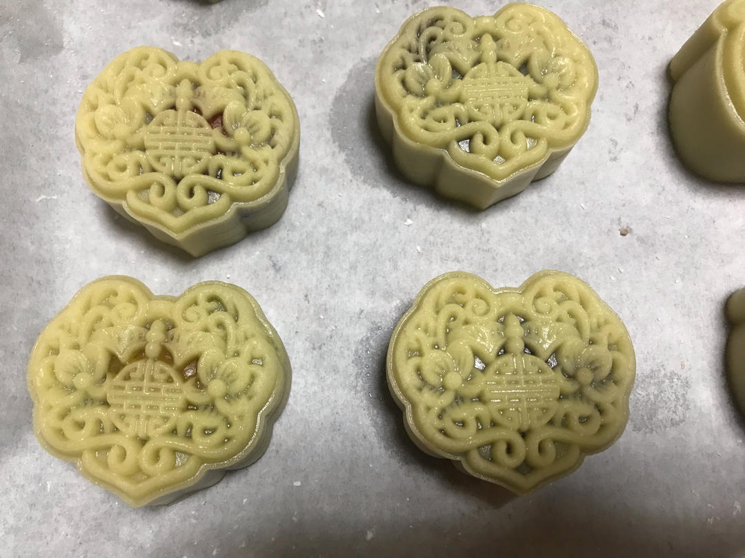 广式莲蓉（豆沙）蛋黄月饼（超详细步骤）