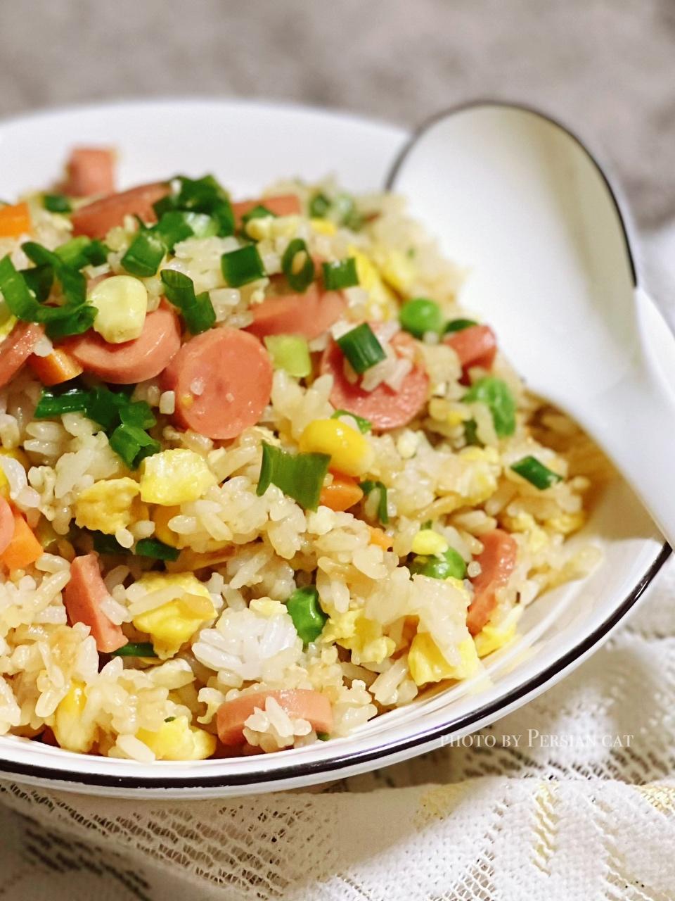 令人心动的香肠鸡蛋炒饭的做法