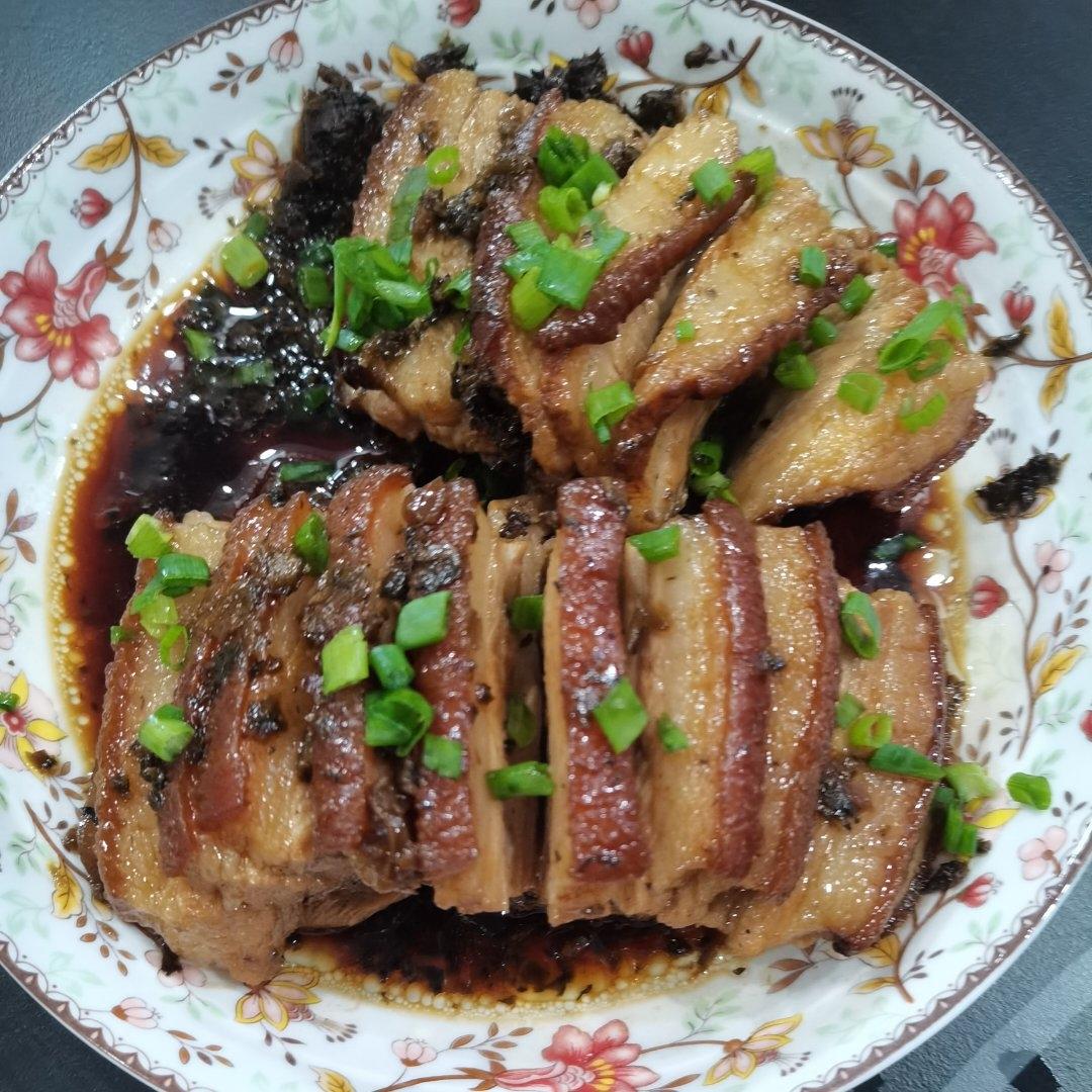 教你在家也可以做的梅菜扣肉，软糯香甜，不油不腻.
