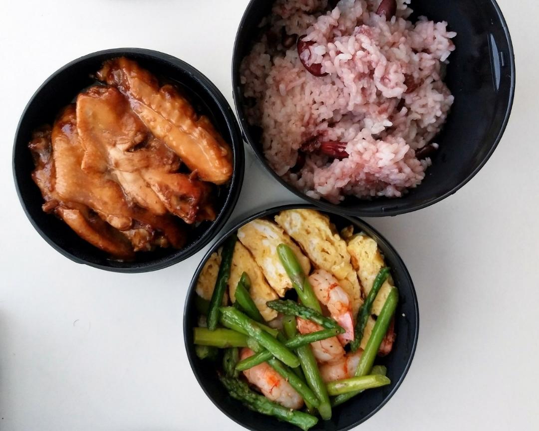 便当🍱红烧鸡翅+厚蛋烧+清炒芦笋虾仁