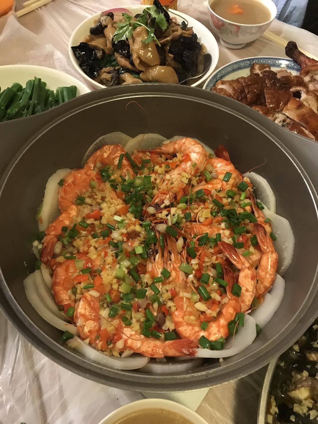 萝卜金针菇大虾煲的做法