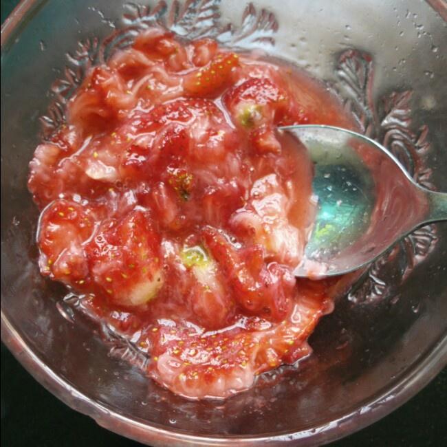 新鲜草莓酸奶的做法 步骤2