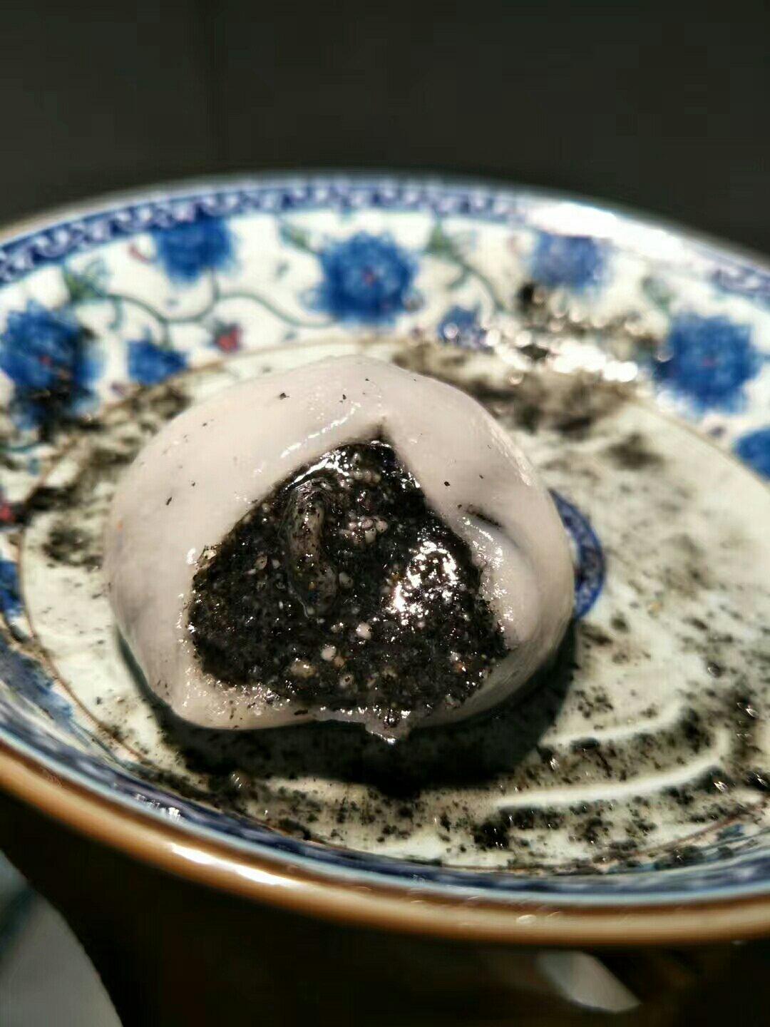 花生黑芝麻汤圆