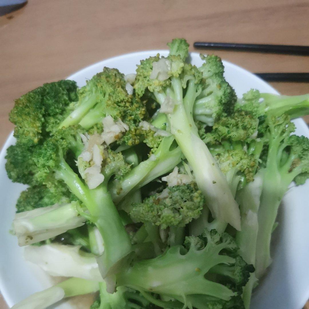 好吃到爆的耗油蒜蓉西兰花(从不修图，喜欢请关注)