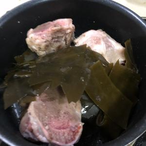 【韩式晚餐step1】—猪筒骨海带汤的做法 步骤6