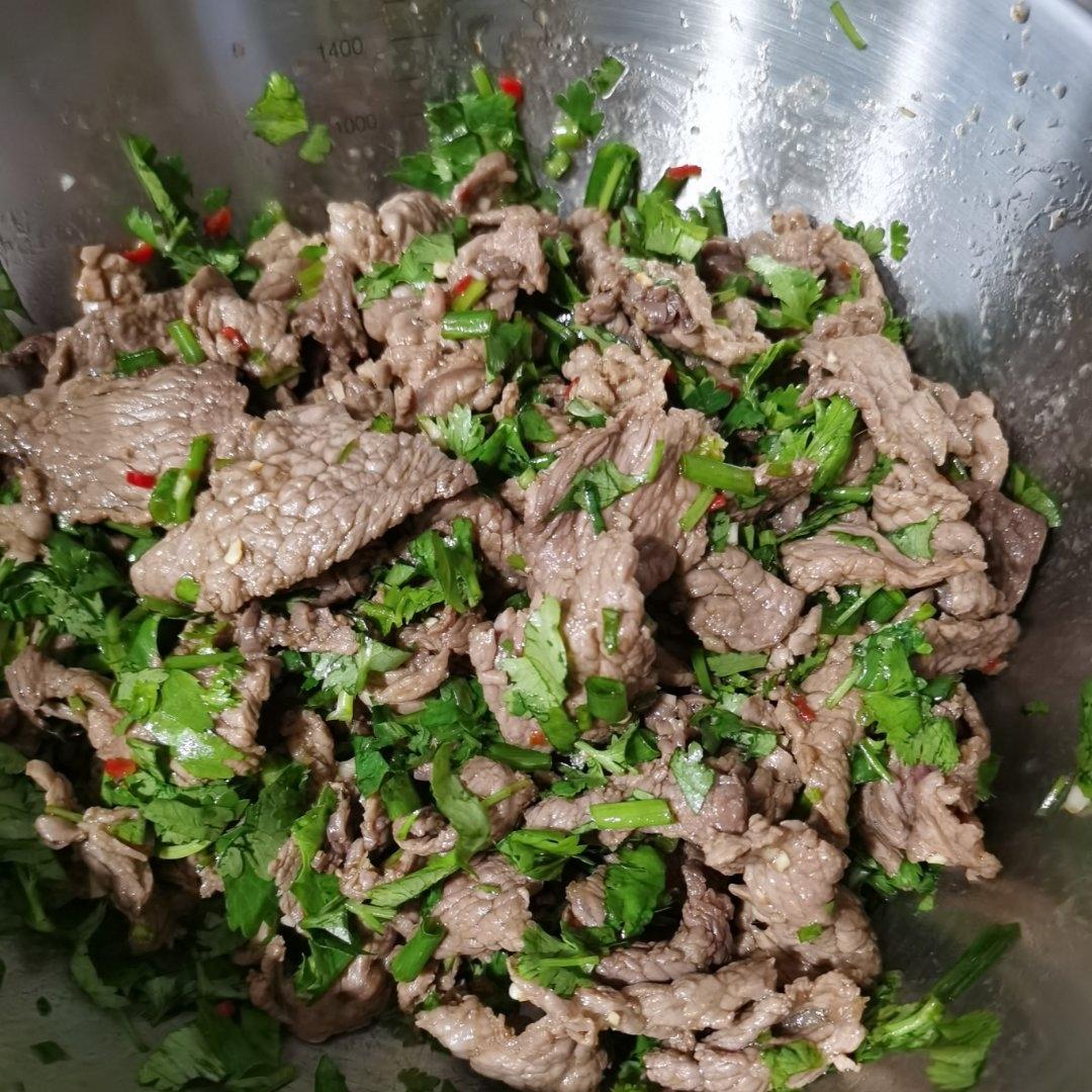 厨师长教你：“香菜牛肉”的家常做法，香嫩鲜辣，下饭一绝