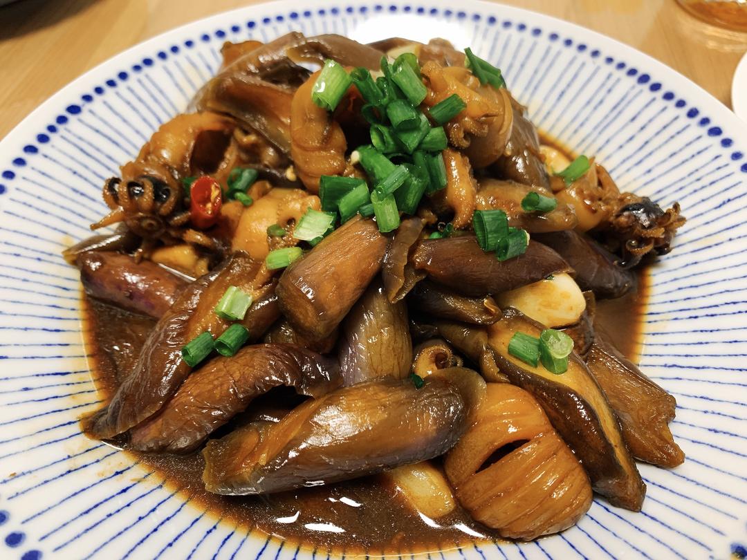 浓油赤酱墨鱼仔烧茄子的做法